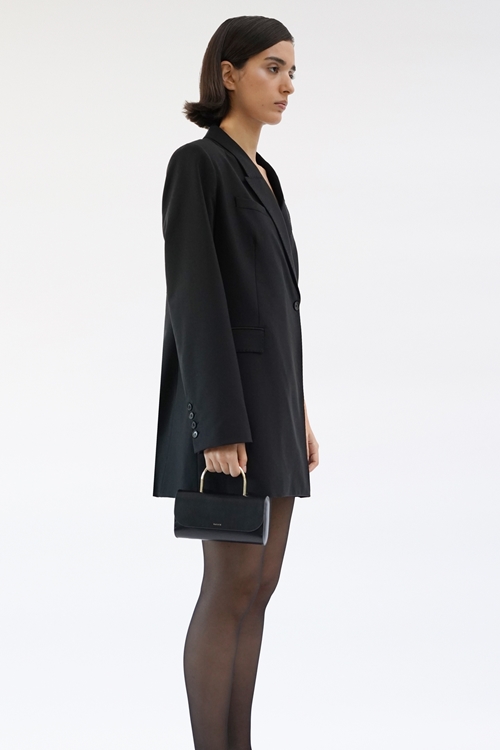 pitus medium metal black with model