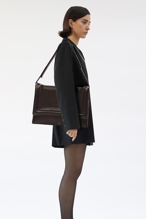 ester XL one tone chocolate with model