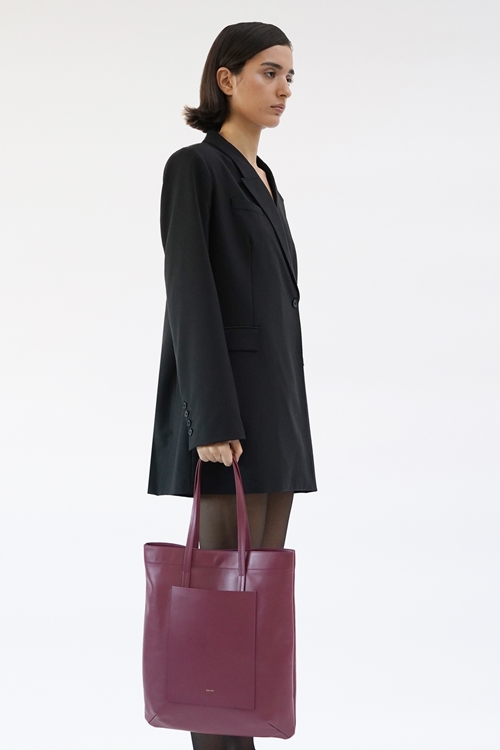 carola one tone burgundy with model