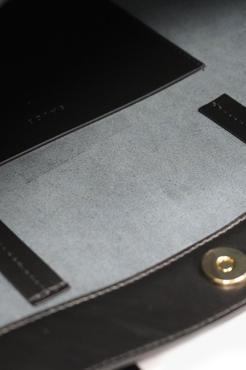 carola one tone black detail 2