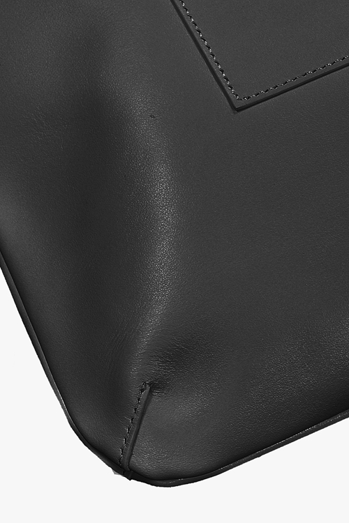carola one tone black detail 3