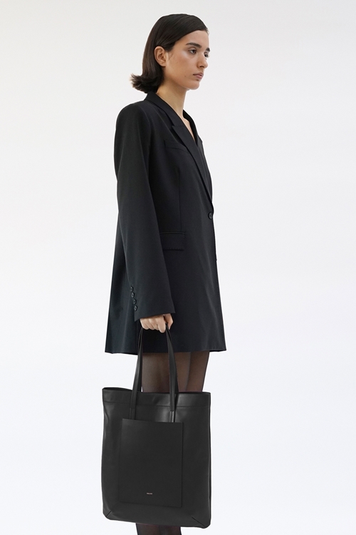 carola one tone black with model
