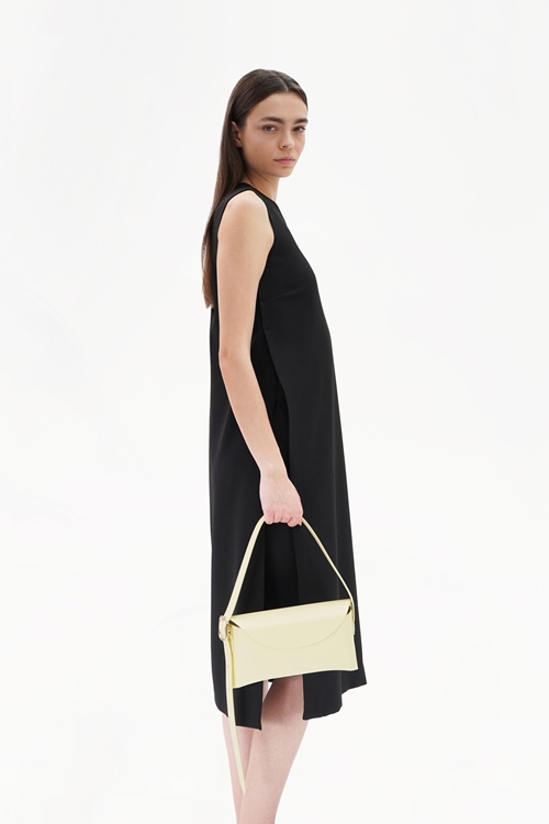 aida one tone yellow with model