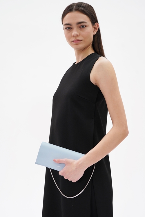 anouk chain one tone sky with model