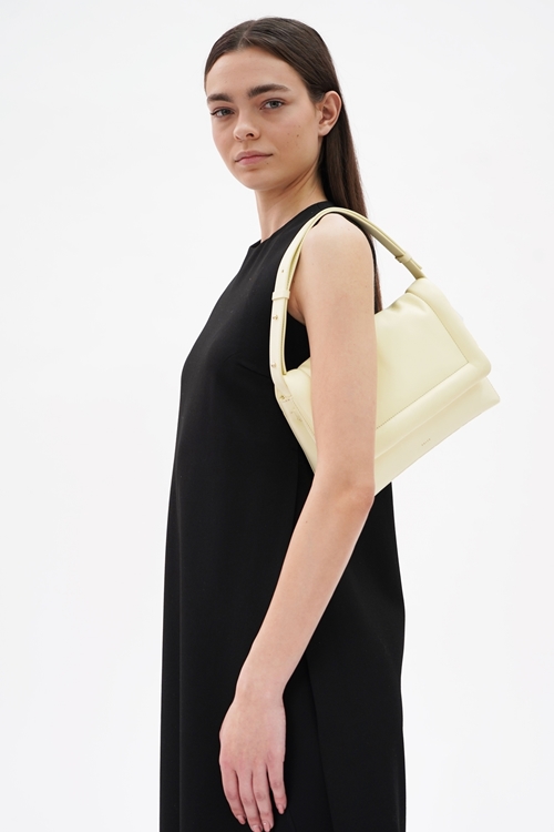 ester big one tone yellow with model