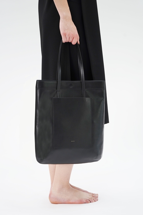 carola one tone black with model