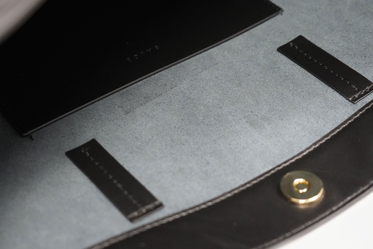 carola one tone black with model