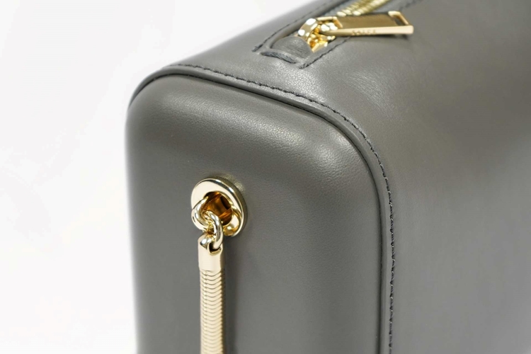 squeeze baguette one tone grey detail 2
